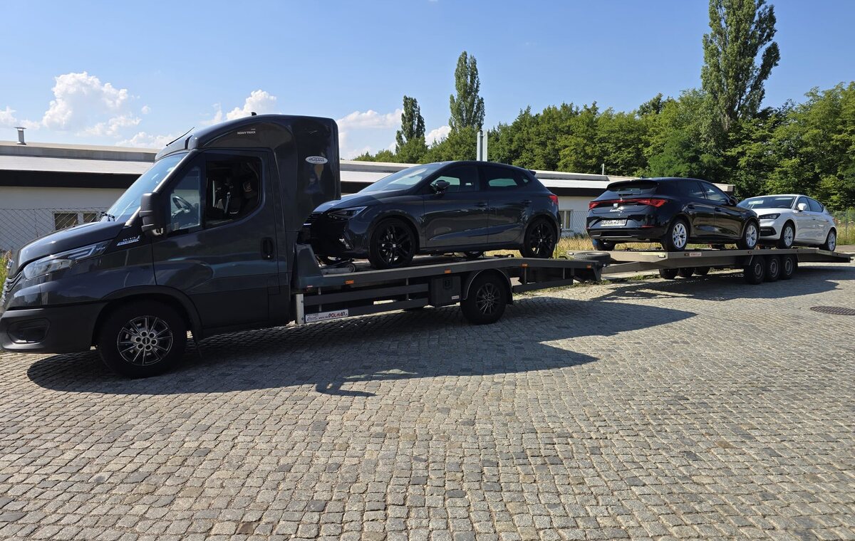Mehrere Fahrzeuge auf einem Autotransporter