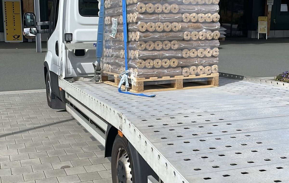 Gesicherte Palette Holzbriketts auf einem Transportfahrzeug