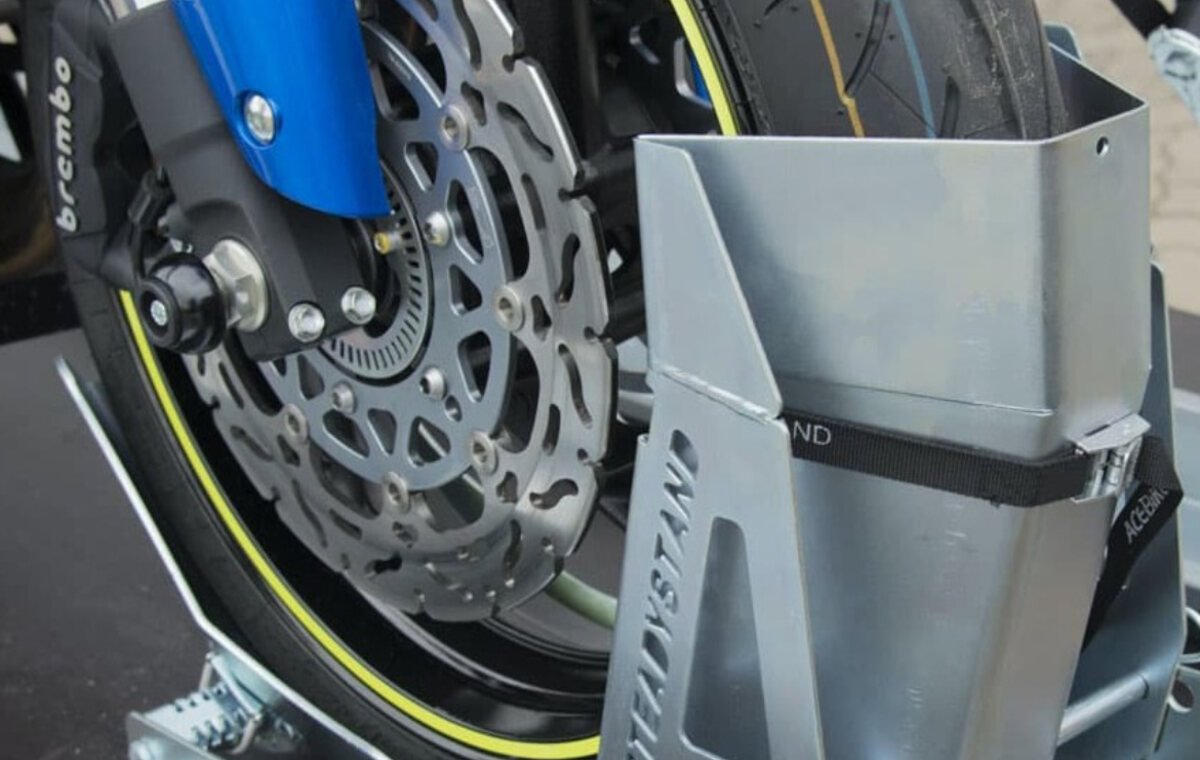 Motorrad-Vorderrad sicher in einer Transportwippe fixiert